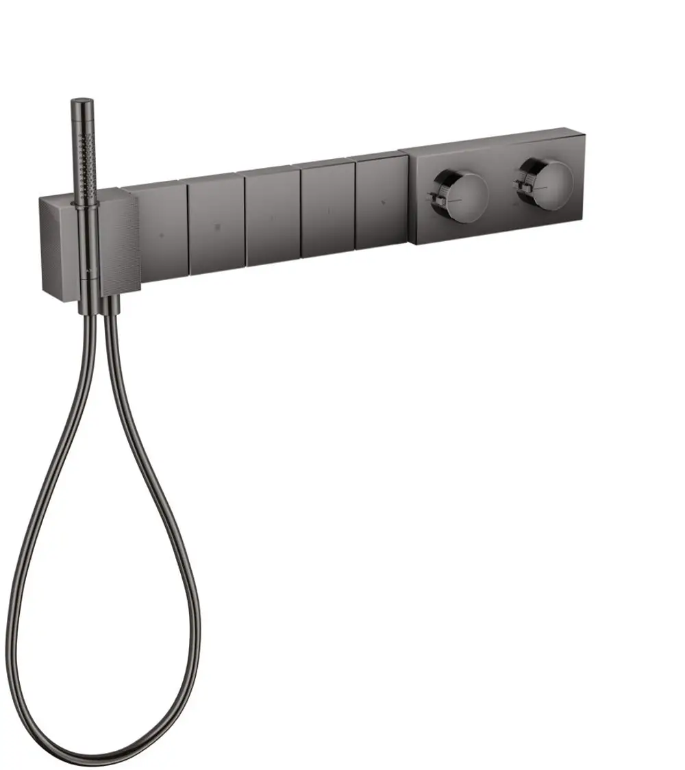 Schwarzes Wandthermostat von AXOR mit mehreren Steuerungselementen und Handbrause. Modernes Design in poliertem Schwarzchrom, geeignet für verschiedene Verbraucher.